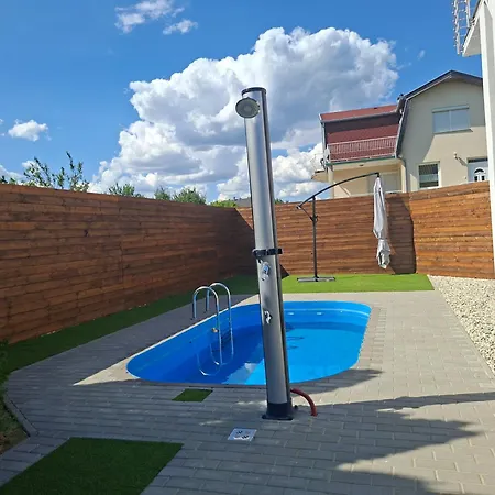 Gyoengyvirag Apartmanhaz