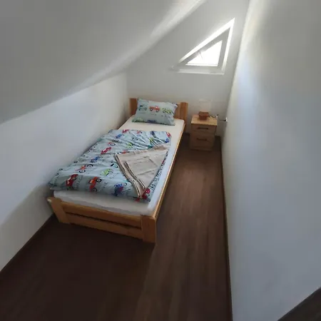 Gyoengyvirag Apartmanhaz 아파트 잘라카로쉬