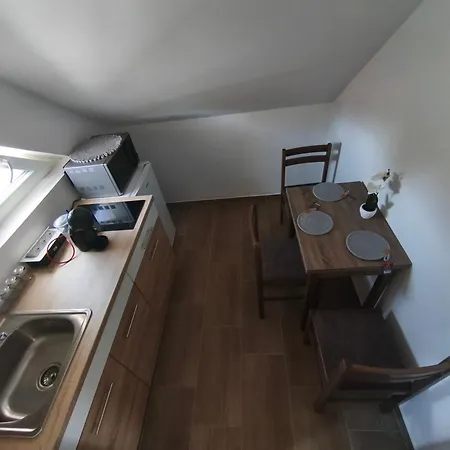 Gyoengyvirag Apartmanhaz 아파트 잘라카로쉬