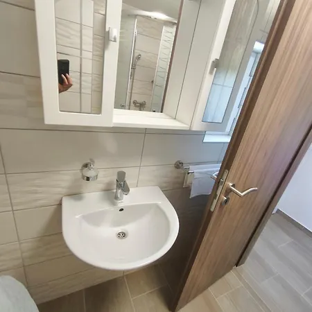 Gyoengyvirag Apartmanhaz * 잘라카로쉬