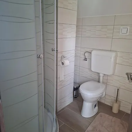 Gyoengyvirag Apartmanhaz * 잘라카로쉬