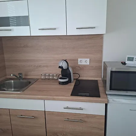 Gyoengyvirag Apartmanhaz *
